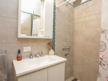 VENTA CASA 4 AMBIENTES C/ JARDIN Y COCH CARAPACHAY