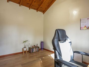 VENTA CASA 4 AMBIENTES C/ JARDIN Y COCH CARAPACHAY