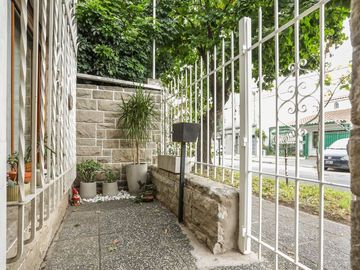 VENTA CASA 4 AMBIENTES C/ JARDIN Y COCH CARAPACHAY