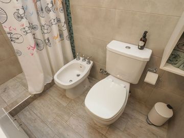 VENTA CASA 4 AMBIENTES C/ JARDIN Y COCH CARAPACHAY
