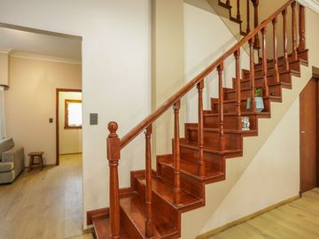 VENTA CASA 4 AMBIENTES C/ JARDIN Y COCH CARAPACHAY