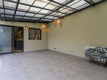 VENTA CASA 4 AMBIENTES C/ JARDIN Y COCH CARAPACHAY
