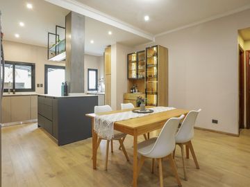 VENTA CASA 4 AMBIENTES C/ JARDIN Y COCH CARAPACHAY