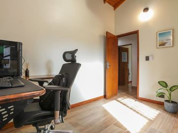 VENTA CASA 4 AMBIENTES C/ JARDIN Y COCH CARAPACHAY