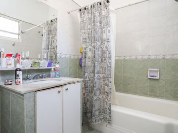 VENTA CASA EN FLORES, 2 PHs en BLOCK