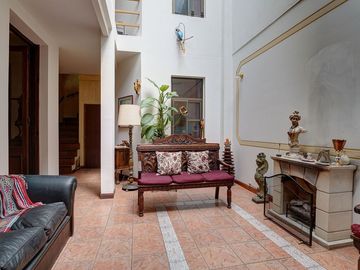 HERMOSA CASA LOTE PROPIO 6 AMB.- VENTA / MONSERRAT