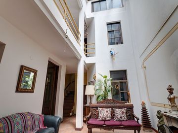 HERMOSA CASA LOTE PROPIO 6 AMB.- VENTA / MONSERRAT