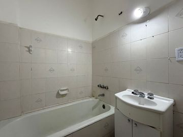 VENTA DE 3 AMBIENTES EN BALVANERA A RECICLAR