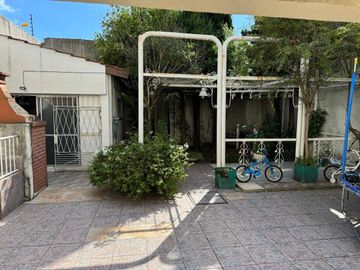 Venta casa de 6 ambientes, cocheras, PERMUTA HAEDO