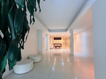 Mono full amenities balcón con parrilla