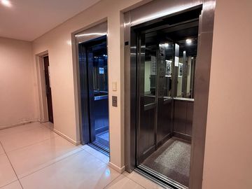Mono full amenities balcón con parrilla