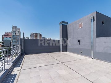 VENTA DEPTO 2 AMB CON GRAN TERRAZA PROPIA