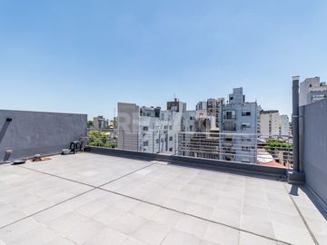 VENTA DEPTO 2 AMB CON GRAN TERRAZA PROPIA