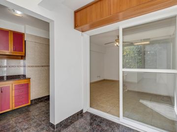 Depto 2 amb semipiso amplio refac.c/patio y balcón