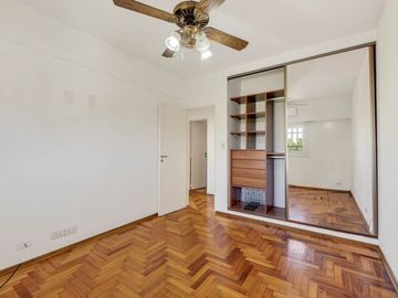 EN VENTA Departamento 4amb con balcón Refaccionado