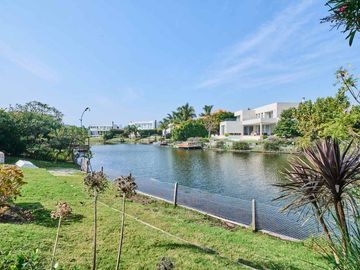 VENTA CASA NORDELTA LAGOS DEL GOLF AL AGUA
