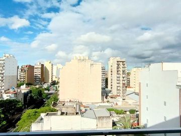 ALQUILER 3 AMB AMOBLADO PISO ALTO BALCON PARRILLA