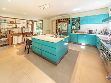 Venta casa 7 amb en Parque Leloir pileta cocheras