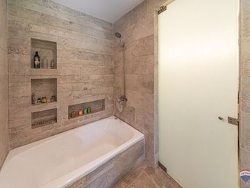 Venta casa 7 amb en Parque Leloir pileta cocheras