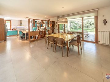 Venta casa 7 amb en Parque Leloir pileta cocheras