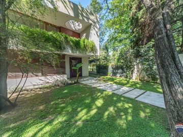 Venta casa 7 amb en Parque Leloir pileta cocheras