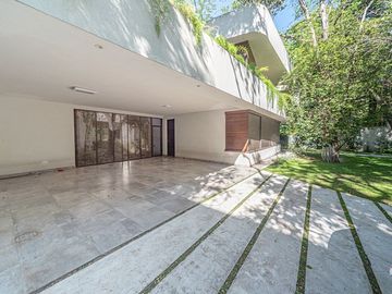 Venta casa 7 amb en Parque Leloir pileta cocheras