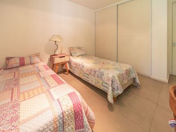 Venta casa 7 amb en Parque Leloir pileta cocheras
