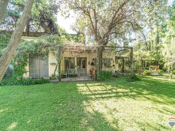 Venta casa 7 amb en Parque Leloir pileta cocheras