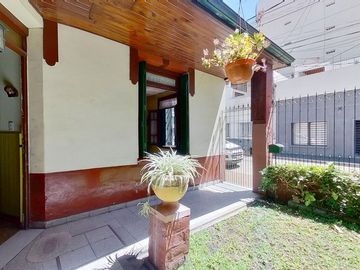 CASA 4 AMBIENTES EN 2 PLANTAS CON JARDÍN