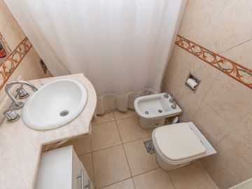 DEPTO EN VENTA 4 AMB CON BALCON FLORES LUMINOSO
