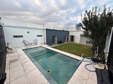 VENTA CASA 2 DORM EN BARRIO TALLERES O CON PILETA