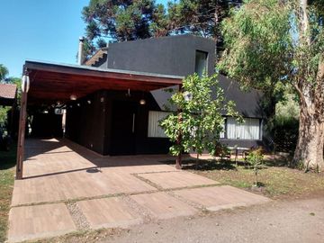 VENTA CASA DE DISEÑO CON PILETA , B° LA SOBERANA