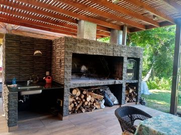 VENTA CASA DE DISEÑO CON PILETA , B° LA SOBERANA