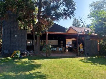 VENTA CASA DE DISEÑO CON PILETA , B° LA SOBERANA