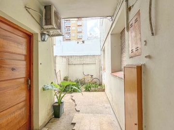 Venta Depto. 3 amb. V. Urquiza. Planta baja. Patio