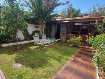 CASA DUPLEX 4 AMBIENTES CON PATIO JARDIN PARRILLA