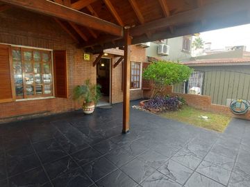 CASA DUPLEX 4 AMBIENTES CON PATIO JARDIN PARRILLA