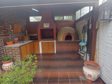 CASA DUPLEX 4 AMBIENTES CON PATIO JARDIN PARRILLA