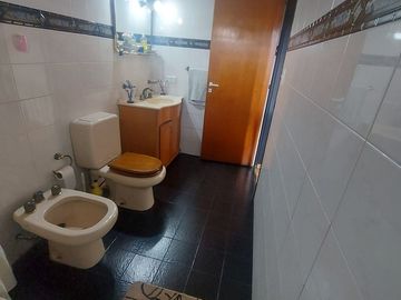 CASA DUPLEX 4 AMBIENTES CON PATIO JARDIN PARRILLA
