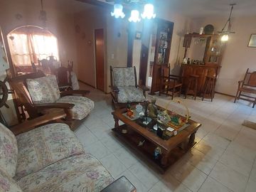 CASA DUPLEX 4 AMBIENTES CON PATIO JARDIN PARRILLA