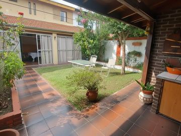 CASA DUPLEX 4 AMBIENTES CON PATIO JARDIN PARRILLA