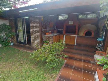 CASA DUPLEX 4 AMBIENTES CON PATIO JARDIN PARRILLA