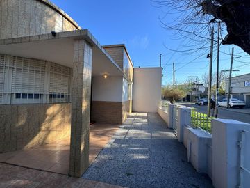 Venta casa 3 ambientes con patio y cochera