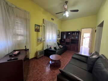 Venta casa 3 ambientes con patio y cochera