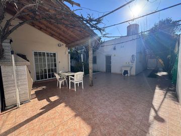 Venta casa 3 ambientes con patio y cochera