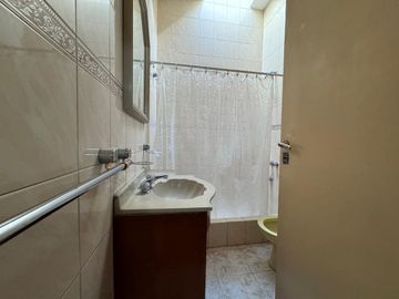 Venta casa 3 ambientes con patio y cochera
