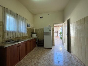 Venta casa 3 ambientes con patio y cochera