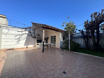 Venta casa 3 ambientes con patio y cochera
