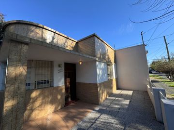 Venta casa 3 ambientes con patio y cochera