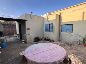 Venta casa 3dor con local  en Villa Cabrera!